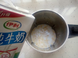 6、牛奶玉米汁,加入500ml的纯牛奶，再加适量水，水量比牛奶量多一点