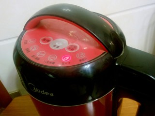 7、牛奶玉米汁,盖好豆浆机的盖子，插好电源，选择“玉米汁”功能键，豆浆机自动加热~打磨~煮沸。