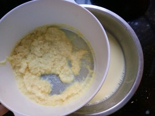 8、牛奶玉米汁,20分钟后，豆浆机的玉米汁打磨好，倒出过滤一遍，口感更细腻，有的豆浆机打磨比较细的，也可以忽略这一步，不用过滤。