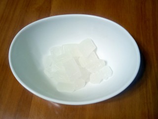 10、牛奶玉米汁,准备适量冰糖，也可以放白糖