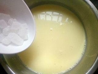 11、牛奶玉米汁,趁热将冰糖加入玉米汁内