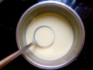 12、牛奶玉米汁,搅拌至冰糖融化。