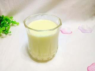 13、牛奶玉米汁,放至温度凉一点就可以喝了，特别好喝，奶香味十足。