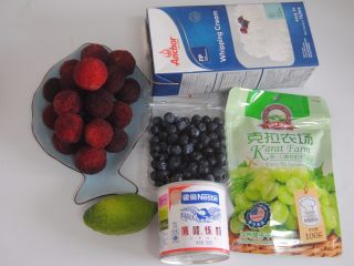 1、荔枝杨梅雪糕,准备好食材