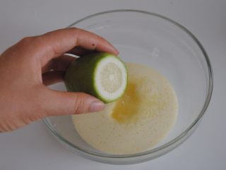 3、荔枝杨梅雪糕,淡奶油加入细砂糖和柠檬汁