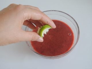 8、荔枝杨梅雪糕,杨梅汁加入少许的柠檬汁，东魁杨梅是很甜的，所以不会怕酸