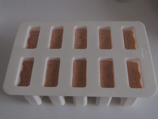 13、荔枝杨梅雪糕,再挤满模具