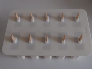 15、荔枝杨梅雪糕,插上木棍盖好盖子即可放入冰箱冷冻4小时