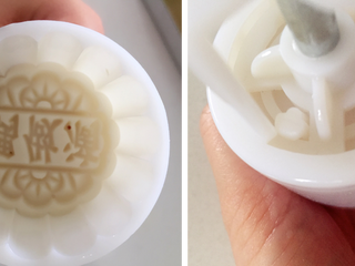 6、“小芽”月饼-适合三岁以上宝宝哦,准备好模具，放入花纹片，旋转卡紧