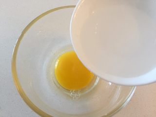 11、“小芽”月饼-适合三岁以上宝宝哦,期间准备蛋黄水，一个蛋黄加4分之一蛋白加15克水