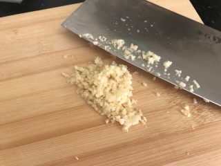 2、剁椒蒸豆腐～15分钟快手菜,蒜切碎