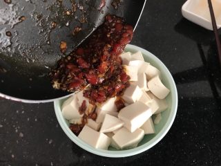 11、剁椒蒸豆腐～15分钟快手菜,浇在豆腐上面