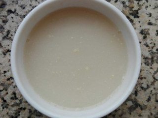 2、#猴赛雷#卡通猴子馒头,将酵母，糖放入水中，静置片刻