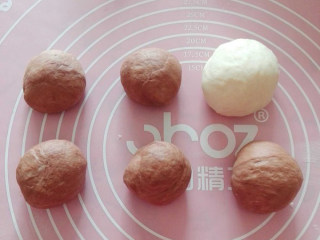 5、#猴赛雷#卡通猴子馒头,将面团排气，可可面团分割成五小份