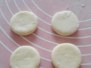 8、#猴赛雷#卡通猴子馒头,白色面团擀开，用圆形磨具压出猴子脸部