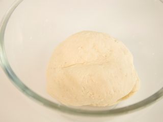 1、自制健康凉皮,在面粉里放少量的水再一点点地倒水,将面团和成稍微硬一点的面团,醒30分钟。