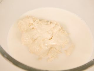 3、自制健康凉皮,开始洗,洗出白色的粉浆,把粉浆倒出备用,再在盆里加入清水多洗几次。直至洗不出白色的粉浆,剩下的面团即为面筋。