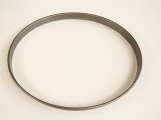 6、自制健康凉皮,取1勺子粉浆倒入凉皮锣子里。