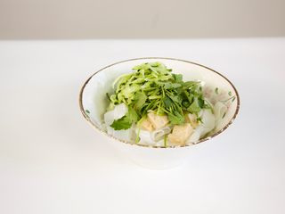 11、自制健康凉皮,把凉皮,黄瓜,汁都倒入盆里搅拌下,就好了。