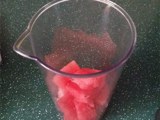 2、西瓜思慕雪,将冰西瓜切小块放入料理杯