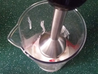 4、西瓜思慕雪,放入搅拌棒