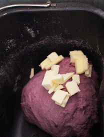 4、棉花糖甜心吐司,继续加入黄油,开始搅拌动作约20分钟,面团出薄膜,加盖开始第一次发酵动作,约40分钟后膨胀至1.5倍大