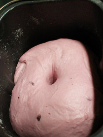 5、棉花糖甜心吐司,面团发酵后取出排气,后再放回面包机筒中