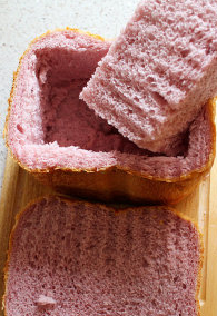 7、棉花糖甜心吐司,吐司顶部1/3处切下,将使用吐司剩余的2/3