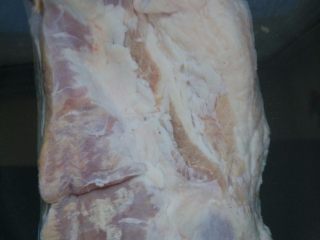 1、家常南乳扣肉,大块五花肉洗净，入冷水