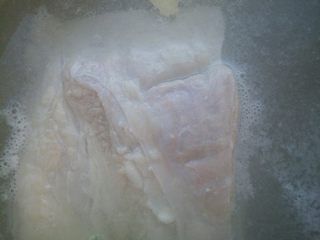 2、家常南乳扣肉, 加葱、姜、料酒，煮到六七成熟，捞出