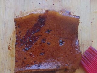 3、家常南乳扣肉,表面刷少许老抽，这是为了上色好看，稍腌制片刻。可以只刷表皮，我是几面都刷了。