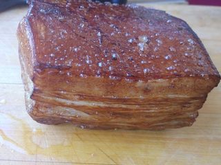 4、家常南乳扣肉,用厨房用纸把表面多余的老抽吸净，入不粘锅，油温五成热，将各面煎或炸到变色变硬后捞出。这样形状规矩多了，一会儿切的时候好切，蒸出来也香