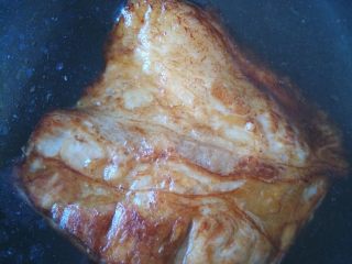 5、家常南乳扣肉,放入水中稍泡片刻，将炸硬的猪皮泡到稍软，容易切的程度就可以了