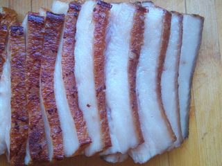 6、家常南乳扣肉,用刀切成4毫米厚的片，太薄的话蒸熟后容易散。有点儿厚度，吃起来也过瘾呀