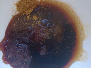 8、家常南乳扣肉,将辅料中所有材料，加少许水调匀