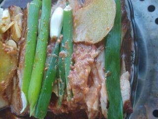 11、家常南乳扣肉,上蒸锅，大火蒸五十分钟左右，关火后再焖一会儿，去除表面的葱姜蒜