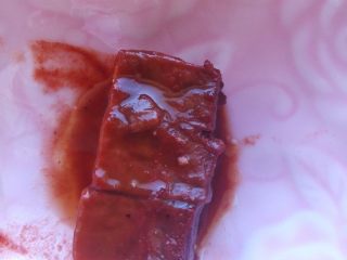 9、家常南乳扣肉,再加入一到两块腐乳。具体要根据腐乳块头大小决定