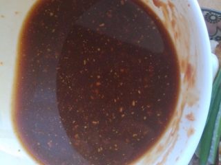 10、家常南乳扣肉,将腐乳碾碎调匀，将酱汁浇在肉片上