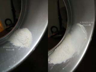 1、【经典胡萝卜蛋糕】 胡萝卜的华丽变身,准备一个8寸活底蛋糕模，底部垫油纸，壁上涂油裹粉，目的是防粘。