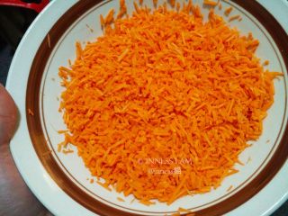 2、【经典胡萝卜蛋糕】 胡萝卜的华丽变身,胡萝卜削皮，擦丝以后用剪刀再剪一下，成短丝备用