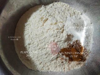 3、【经典胡萝卜蛋糕】 胡萝卜的华丽变身,除糖以外的干性材料（面粉260g、盐0.5茶匙、泡打粉2茶匙、肉桂粉1.5茶匙）拌均匀