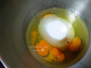 4、【经典胡萝卜蛋糕】 胡萝卜的华丽变身,鸡蛋、糖、香草精、植物油一起倒进钢盘内