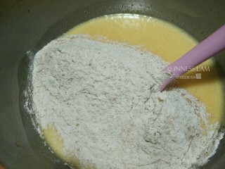 6、【经典胡萝卜蛋糕】 胡萝卜的华丽变身,倒入干性材料