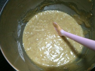 7、【经典胡萝卜蛋糕】 胡萝卜的华丽变身,用橡皮刮刀拌至无干粉状态