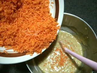 8、【经典胡萝卜蛋糕】 胡萝卜的华丽变身,加入胡萝卜，拌均匀