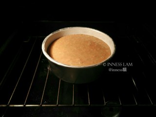 10、【经典胡萝卜蛋糕】 胡萝卜的华丽变身,放入已预热175度的烤箱，烤45-60分钟。因为蛋糕比较厚重，最好用长竹签插入蛋糕中心，如拔出的竹签干净无残留表示已熟透