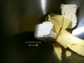 12、【经典胡萝卜蛋糕】 胡萝卜的华丽变身,等待蛋糕晾凉的时候可以准备奶油奶酪酱。软化好的奶油奶酪和黄油打约一分钟再加入糖粉和柠檬汁，高速打至顺滑并有轻盈的感觉。