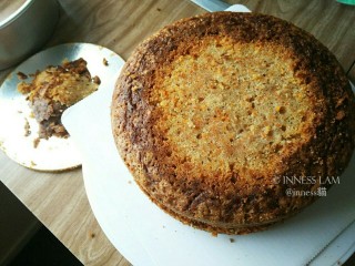 13、【经典胡萝卜蛋糕】 胡萝卜的华丽变身,蛋糕中间往往会有突出来的部分，用刀削平