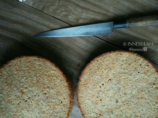 14、【经典胡萝卜蛋糕】 胡萝卜的华丽变身,蛋糕从中间切开，呈两片