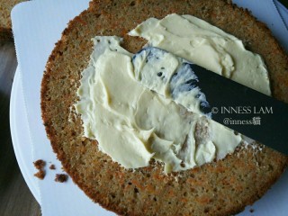 15、【经典胡萝卜蛋糕】 胡萝卜的华丽变身,夹层涂上厚厚的奶油奶酪酱